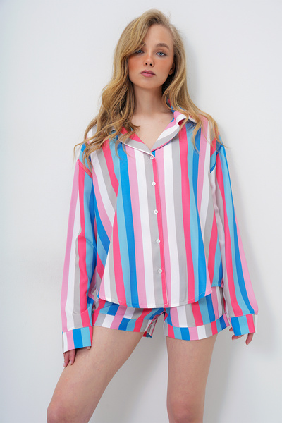 Trend Alaçatı Stili Kadın Mix V Yaka Manşet Ve Paça Detaylı Dokuma Yazlık Gömlek Ve Şort Pijama Takım ALC-X14110