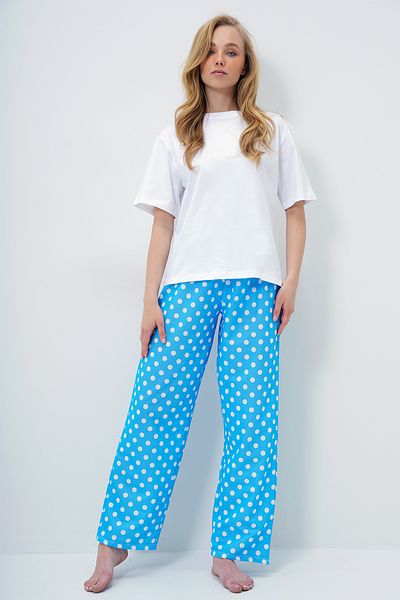 Trend Alaçatı Stili Set de pijamale de bază cu decolteu albastru și pantaloni cu model de buline PJM-X13909