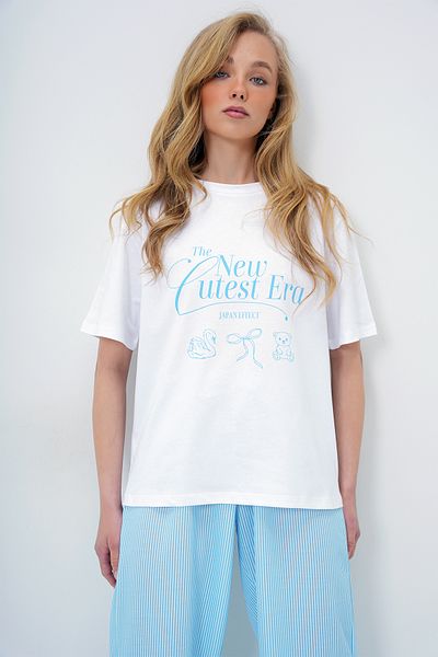 Trend Alaçatı Stili Set pijama tricotată pentru femei cu tricou de bază cu imprimeu cu text albastru și pantaloni cu dungi PJM-X13920
