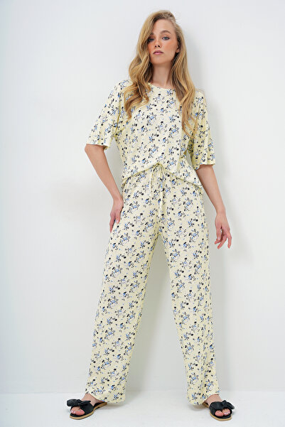 Trend Alaçatı Stili Tereyağı Sarısı Çiçek Desenli Bisiklet Yaka Pamuklu T-Shırt Ve Pantolonlu Pijama Takımı PJM-X13905