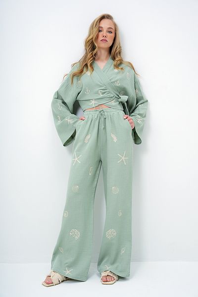 Trend Alaçatı Stili Damen-Set aus grüner, bestickter, mit Schnürung verziertem Musselin-Crop-Bluse und Hose ALC-X13976
