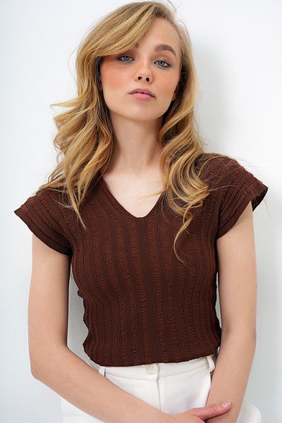 Trend Alaçatı Stili Braune Damenbluse mit V-Ausschnitt und durchbrochenem V-Ausschnitt vorne und hinten ALC-X14147