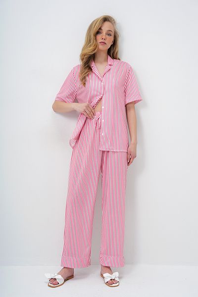 Trend Alaçatı Stili Damen-Pyjama-Set PJM-X13918 mit Korallen-Doppelärmeln und -Beinen, gestreiftem Hemd und Hose