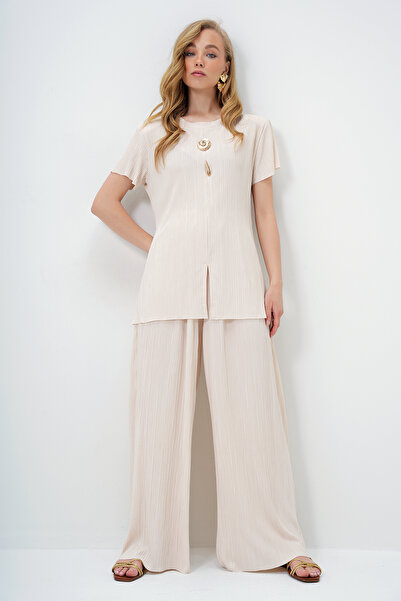 Trend Alaçatı Stili Női bézs nyakú, arany gombos részletek, hasított redős blúz és nadrág szett ALC-X14138