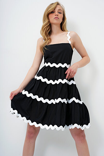Trend Alaçatı Stili Women's Black Zigzag Stripe Detailed Hidden Zipper Poplin...