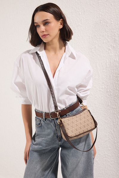 TRENDYOL SHOES Béžová vzorovaná dámska mini mestská taška cez rameno s nastaviteľným popruhom TAKSS25OC00057