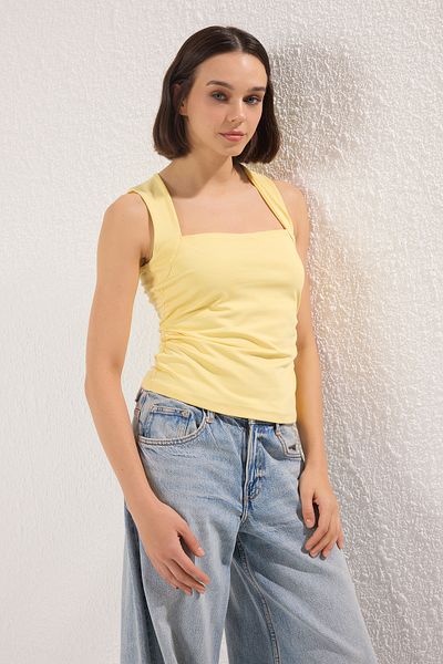 Trendyol Collection Hellgelbe, gerade, taillierte Bluse mit quadratischem Ausschnitt und Trägern TWOSS24BZ00400