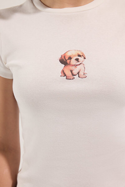Trendyol Collection Εκρού βαμβακερό σκυλί με στάμπα στο σώμα ελαστικό πλεκτό μπλουζάκι TWOSS25TS00095