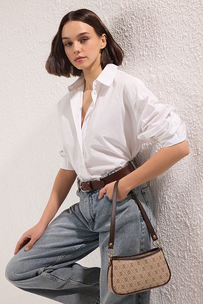 TRENDYOL SHOES Béžová vzorovaná dámska mini mestská taška cez rameno s nastaviteľným popruhom TAKSS25OC00057