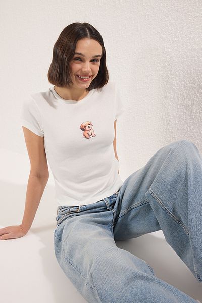 Trendyol Collection Ecru Cotton Dog Printed Body Fitted Stretchy Knitted T-Shirt Twoss25Ts00095