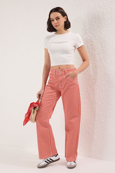 Trendyol Collection Rote Gingham-Jeans mit hoher Taille und weitem Bein TWOSS25JE00307