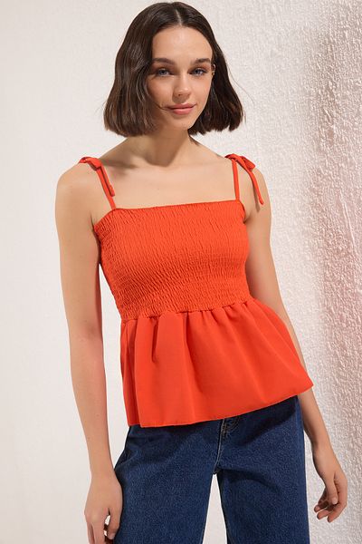 Trendyol Collection Rote Baumwollpopeline mit tailliertem, detailliertem Träger-Gepel, dehnbare Strickbluse TWOSS24BZ00393