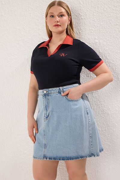 Trendyol Curve Námořnická modrá pletená halenka s límcem Polo s žebrováním Plus velikost TBBSS25AF00059