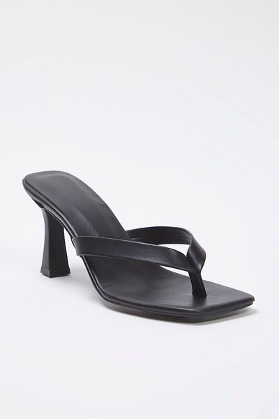 TRENDYOL SHOES Schwarze Flip-Flops mit quadratischer Zehenpartie für Damen mit dünnem Absatz TAKSS25TO00096
