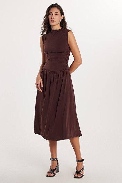 Tudors Kadın Slim Fit Dar Kesim Kahverengi Kolsuz Bisiklet Yaka Midi Boy Elbise