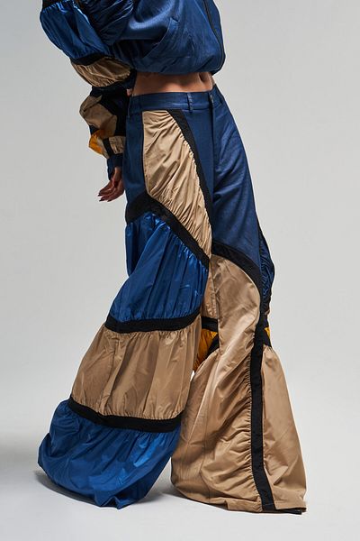 its basic Pantaloni de damă, de culoare albastru închis, din pânză fragmentată, cu design largi