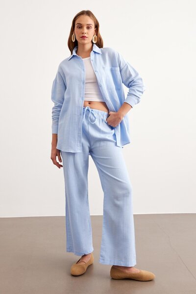 LEVURE قميص كبير الحجم بجيب واحد وأزرار أمامية باللون الأزرق