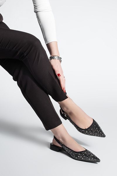 Marjin Damen-Ballerina mit spitzer Zehenpartie und offenem Rücken, gestrickt, Stein, Vorbi, schwarzer Satin