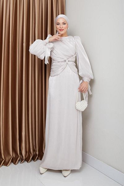 Olcay Yoryo-Abendkleid aus Seide mit Hijab-Motiv – Volant- und Schleifendetail, Ärmelschnürung aus Stein 1224