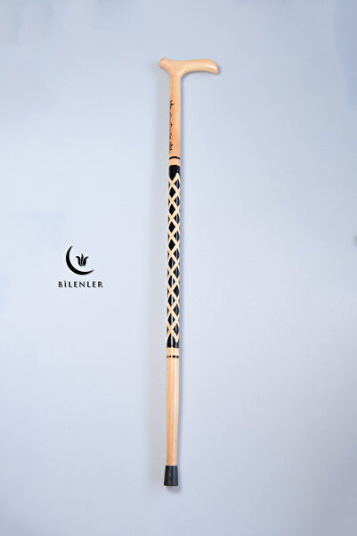 Bilenler Ahşap İşçilikli Yürüme Bastonu – Zarif ve Dayanıklı (Oyması Siyah)