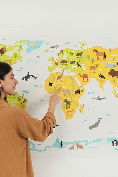 TutturX خريطة العالم الحيوانية شفافة مقاس 65 × 98 سم مع هدية قلم