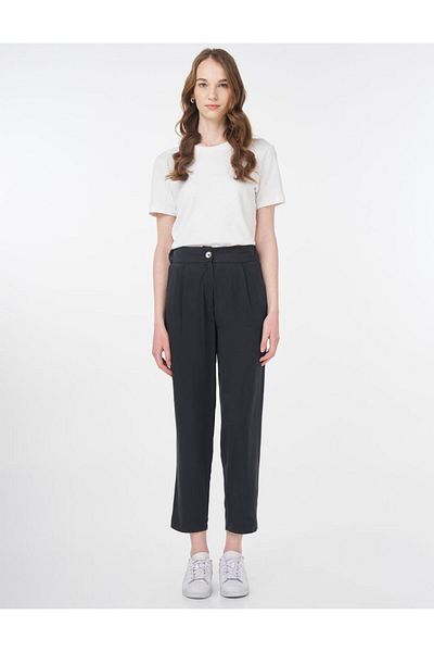 Kayra Pile Detailed Carrot Trousers Black