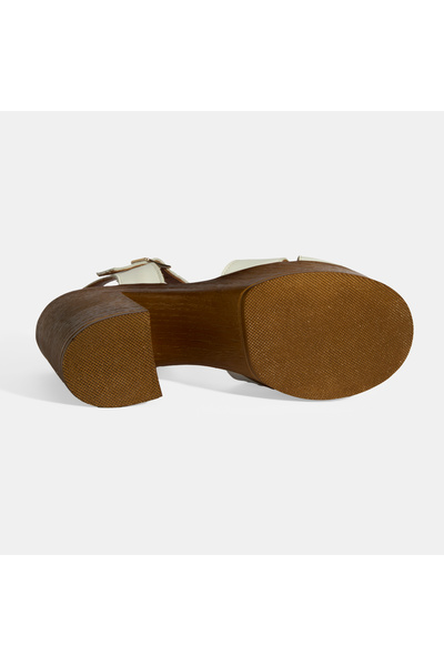 Desa Λευκά γυναικεία δερμάτινα σανδάλια με αγκράφα