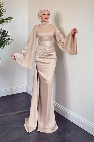 MERVEN AKYÜZ Βραδινό φόρεμα Arabella Cape Satin Fish Cream