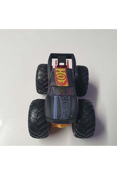 HOT WHEELS Monster Trucks – Die-Cast Vehicles for Kids, Stunt and Crash Action Playset