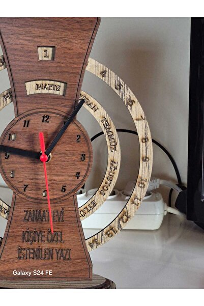ZANAAT EVİ Kişiye Özel Masaüstü Dönmeli Takvim ve Saat – Ahşap Tasarım Lazer Kesim 6mm