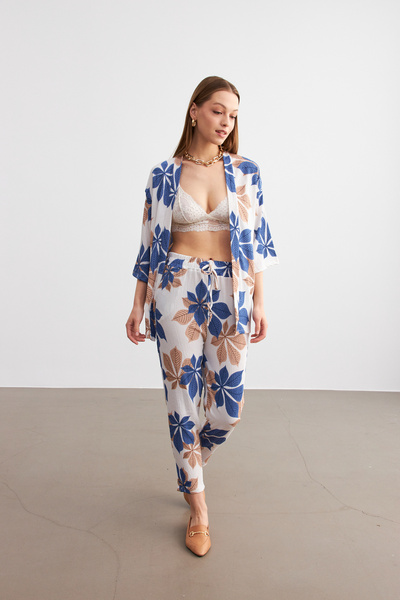 Trendseninle Women's Sax Blue-White Floral Pattern Kimono Shirt Pants Set