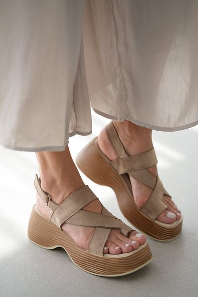 selinshoes صندل جورجينا فليب فلوب بحزام متقاطع وشريط فيلكرو للنساء - جلد سويدي المنك