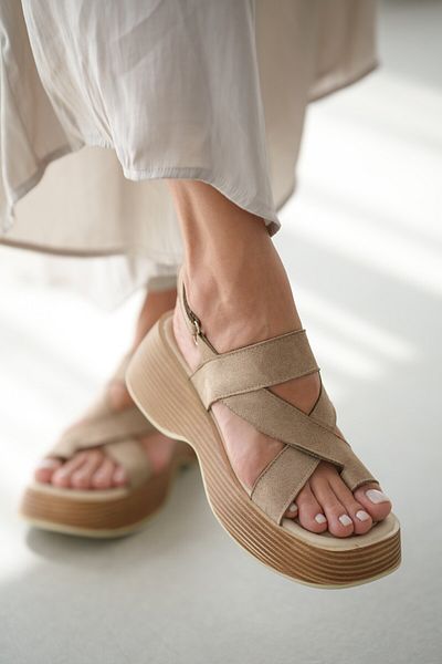 selinshoes صندل جورجينا فليب فلوب بحزام متقاطع وشريط فيلكرو للنساء - جلد سويدي المنك