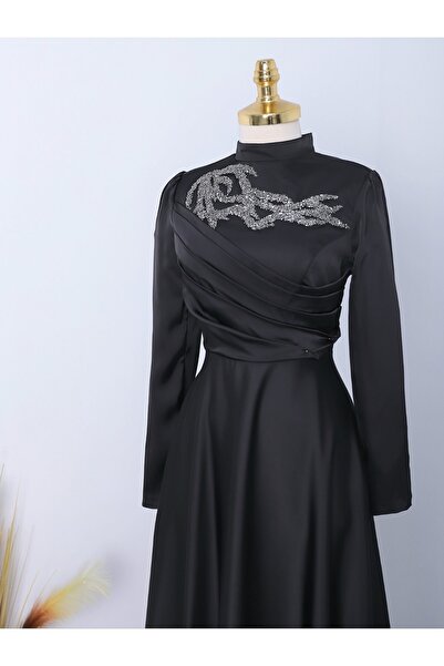 Modamorfo Večerní šaty s kamenným límcem a předním závěsem - černé