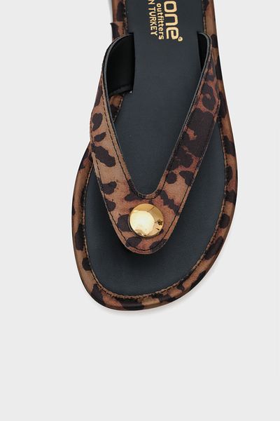 Capone Outfitters Γυναικείες παντόφλες με ίσιο τακούνι με στρογγυλή μύτη με μεταλλικά αξεσουάρ
