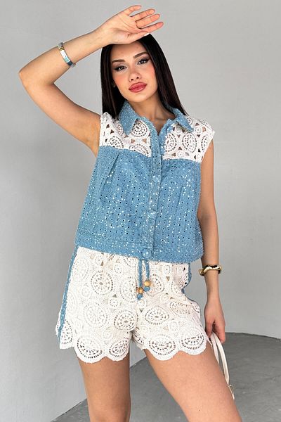Cappmoda TKM-13280 Set de două piese, tricotaje cu paiete albastre, vestă din denim, pantaloni scurți