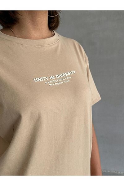 Cappmoda TKM-0045 Μπεζ Χρώμα Unity In Diversity Text Injection Μπλουζάκι με λαιμόκοψη με ελαστική μέση