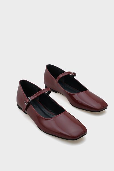 Capone Outfitters حذاء باليه نسائي بشريط من Margin Jane مصنوع من الجلد اللامع باللون العنابي عند أصابع القدم