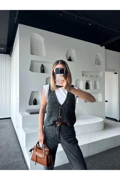 WPR Knitwear Sleeveless Buttoned Vest - Black
