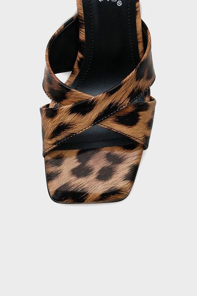 Capone Outfitters Γυναικείες παντόφλες με μεσαίο τακούνι Mavis Blunt Toe Cross Strap