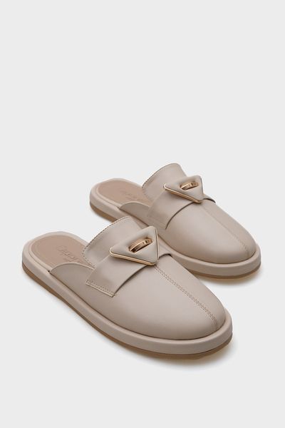 Capone Outfitters Γυναικείες παντόφλες Merl με κλειστά δάχτυλα με μεταλλικά αξεσουάρ