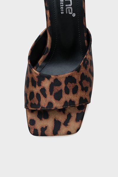 Capone Outfitters Γυναικείες παντόφλες Maura Blunt Toe με μονό λουράκι με τακούνι κλεψύδρας