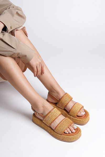 Capone Outfitters Flache Damen-Sandalen aus Stroh mit doppeltem Riemen und Absatz
