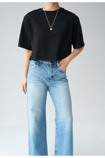 FEMMESTUDIO Women's Black Crew Neck Crop T-Shirt with Padding Detail