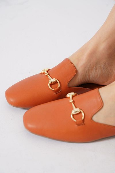 Moda Pie Γυναικείες παντόφλες από γνήσιο δέρμα Satanic Snap Buckle Tan Skin