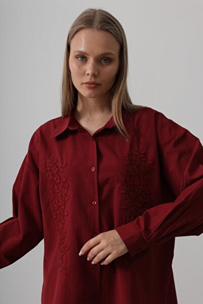 Turega Style قميص طويل بتفاصيل تطريز الخرز - أحمر كلاريت
