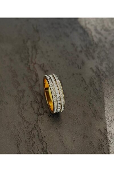 stainless steell Üç sıra ışıltıyla tasarlanan bu zarif yüzük, gücün ve zarafe...