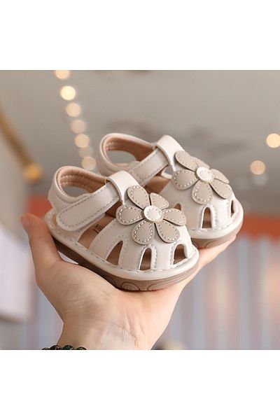 Superbaby Sandalute crem cu floare maro aplicata si piuitoare in talpa