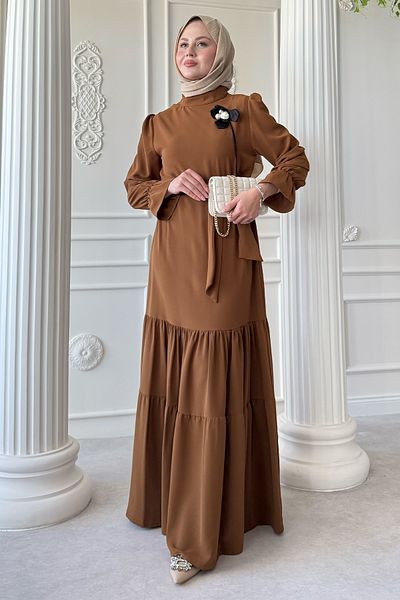 InStyle Καφέ φόρεμα με λουλουδάτο καρφίτσα λεπτομέρειας