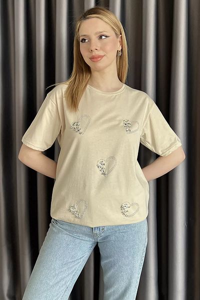 GÜLSELİ Γυναικείο T-Shirt με λεπτομέρεια σε μπεζ πέτρα καρδιά